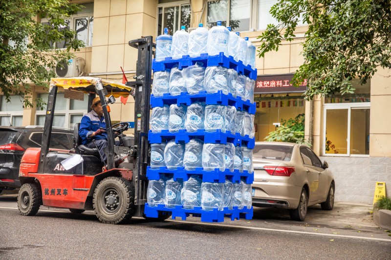 配图
