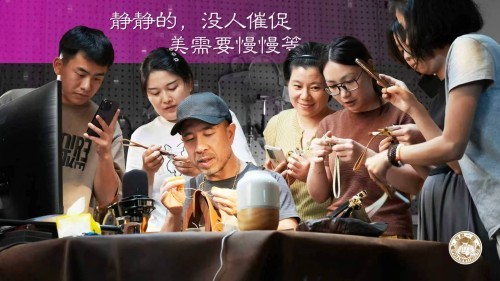 配图
