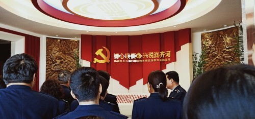 配图