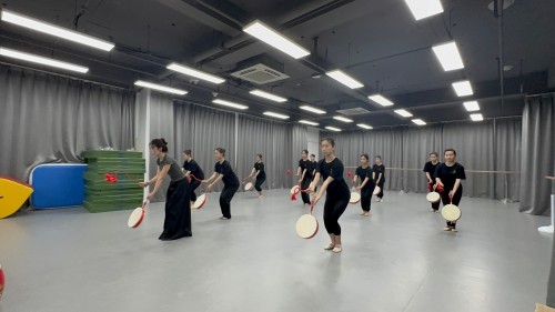 配图