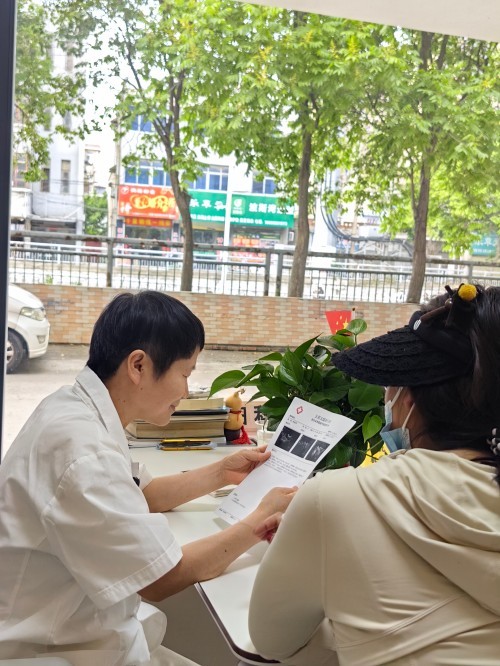 配图