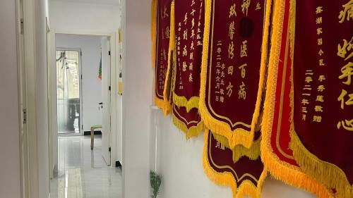 配图