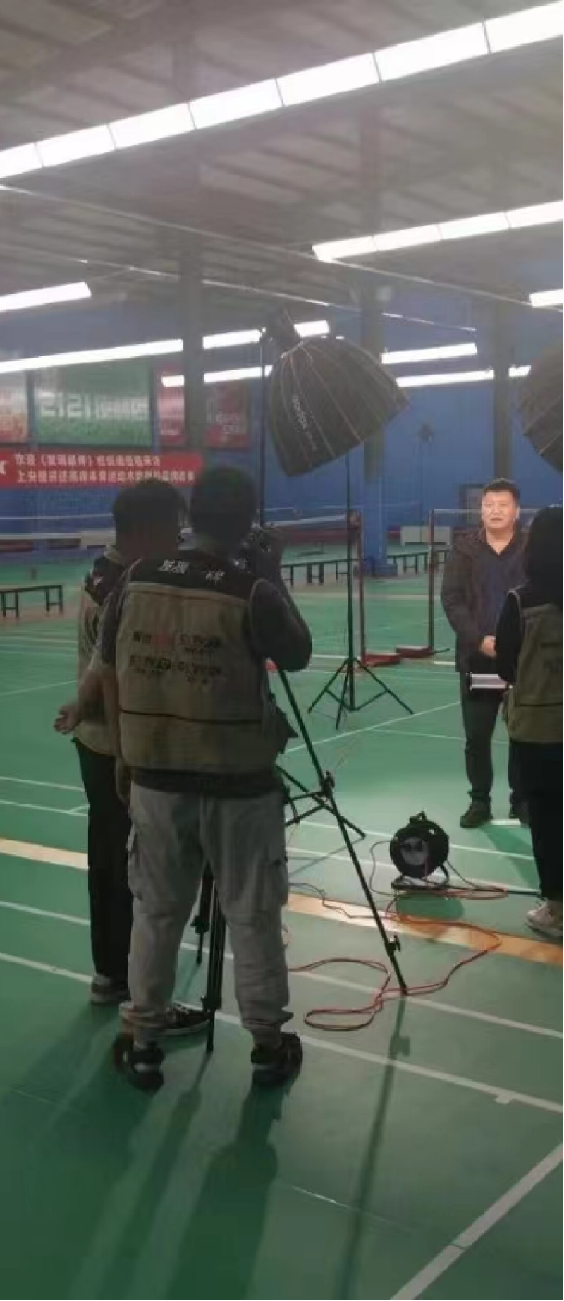 配图