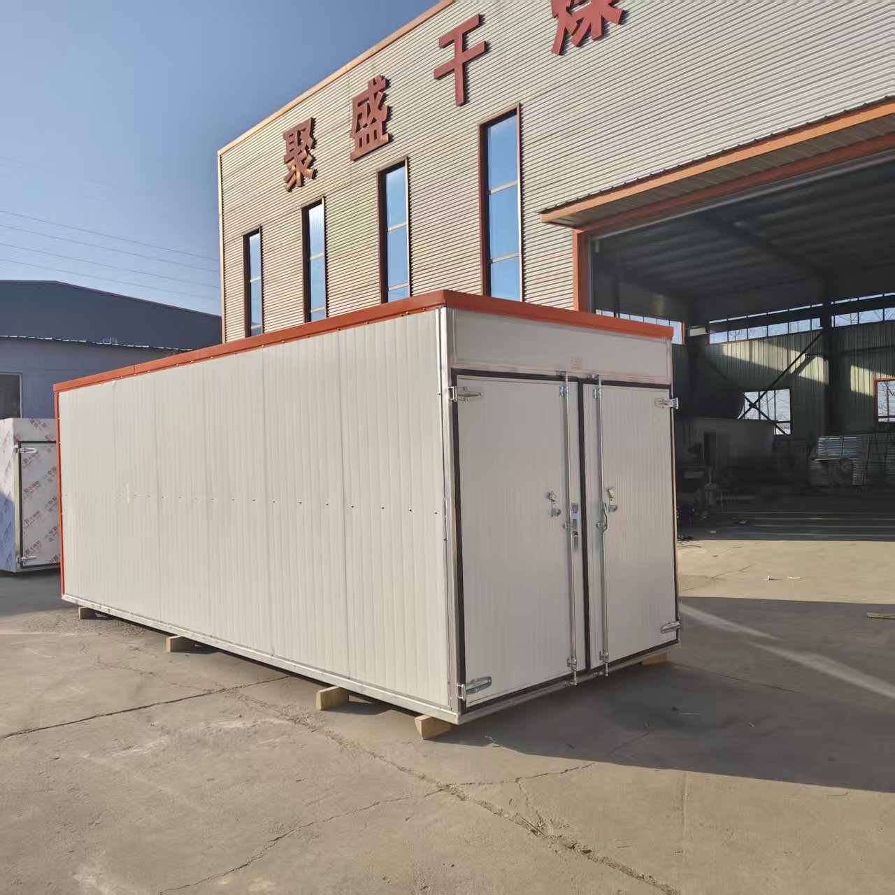 配图