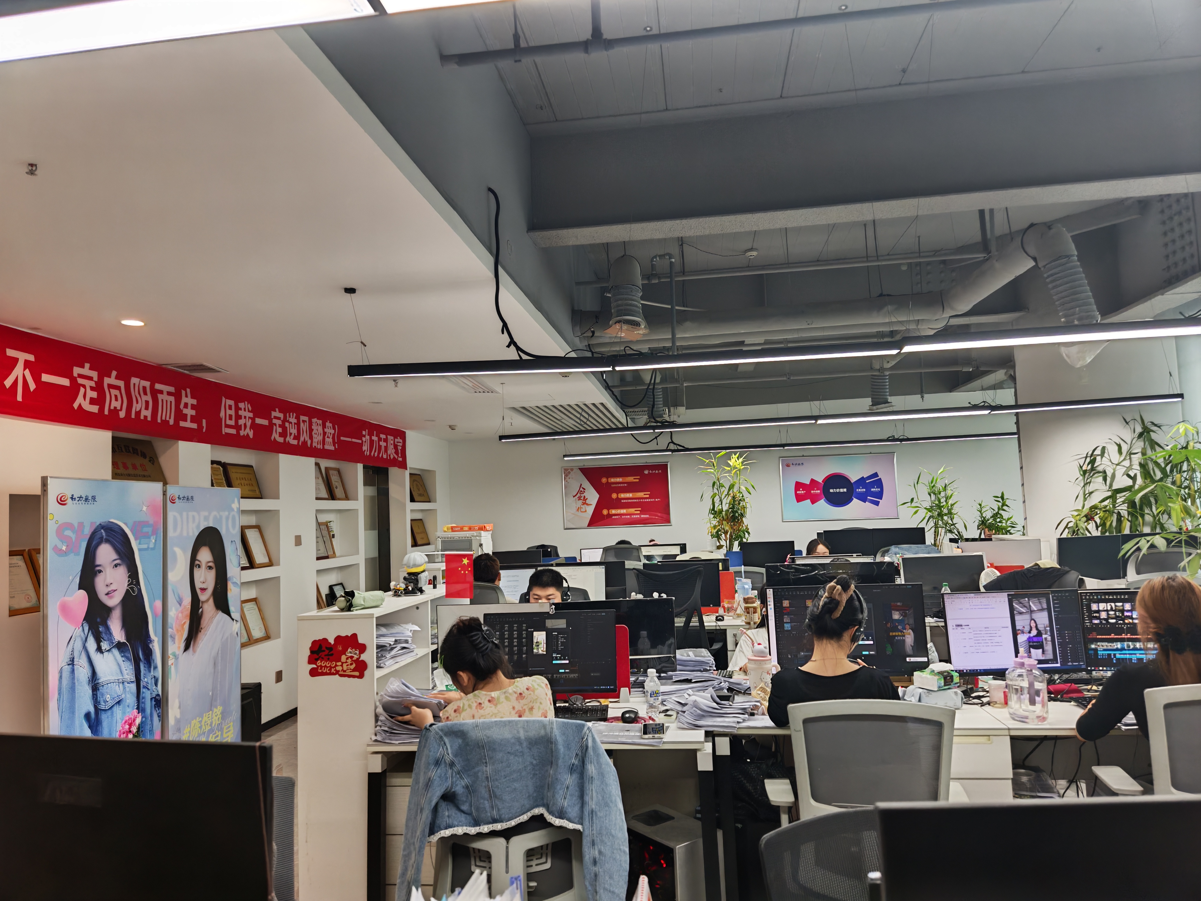 配图