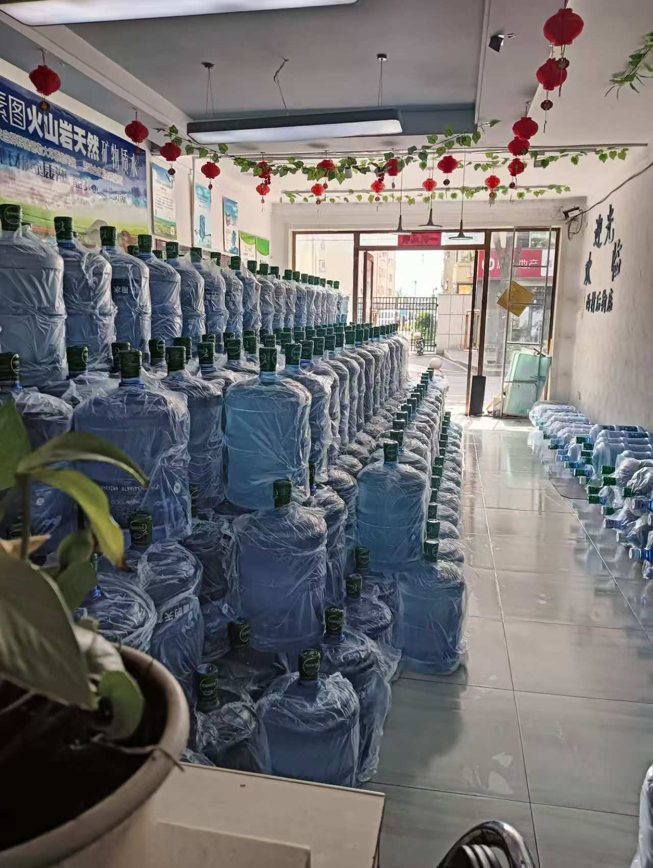 配图
